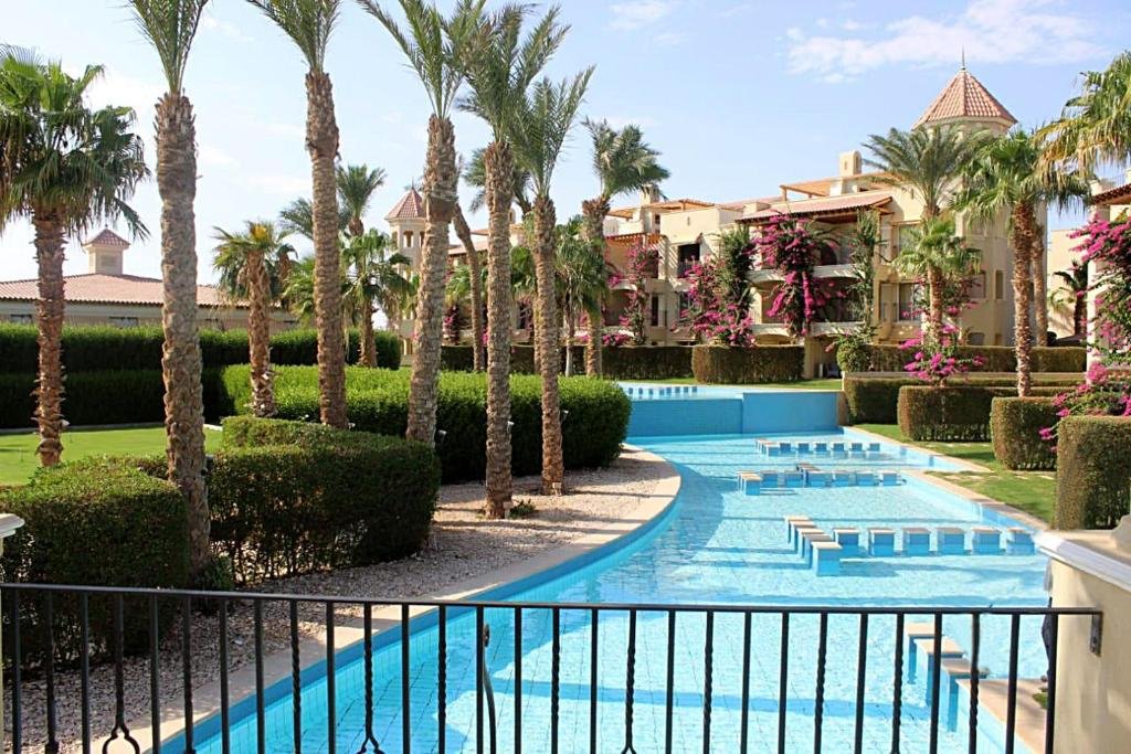 Veranda Resort Sahl Hasheesh – Luxury Pool Area Infinity pool at Veranda Resort Sahl Hasheesh with breathtaking Red Sea views.