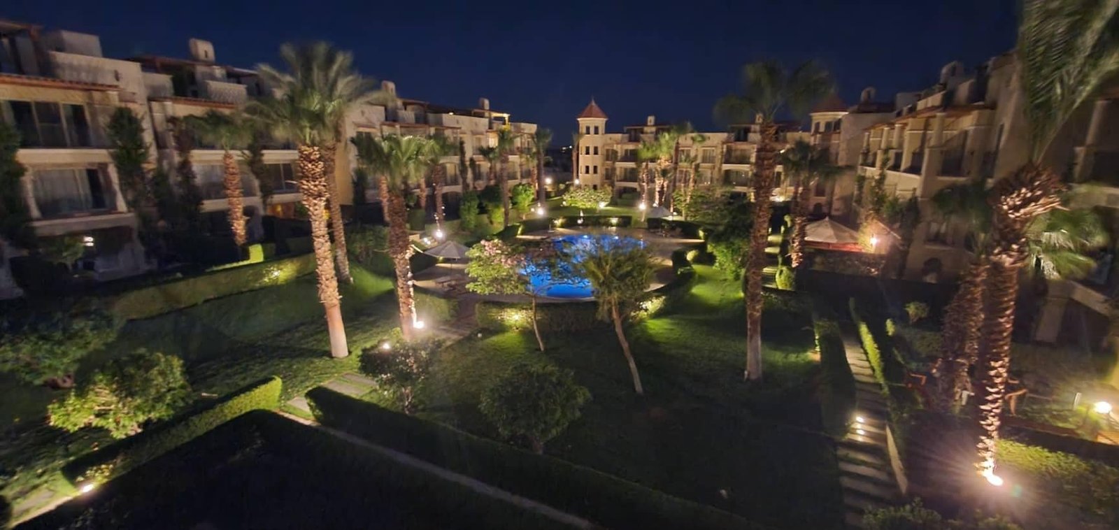Veranda Resort Sahl Hasheesh – Luxury Pool Area Infinity pool at Veranda Resort Sahl Hasheesh with breathtaking Red Sea views.