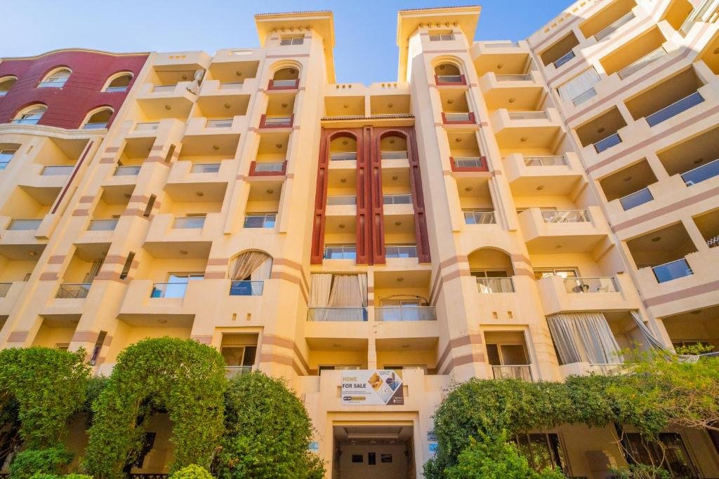 Florenza Khamsin – Elegant Front View Front view of Florenza Khamsin showcasing elegant Mediterranean-inspired architecture and luxurious design elements.