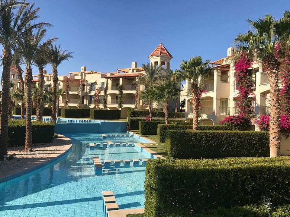 Veranda Resort Sahl Hasheesh – Luxury Pool Area Infinity pool at Veranda Resort Sahl Hasheesh with breathtaking Red Sea views.