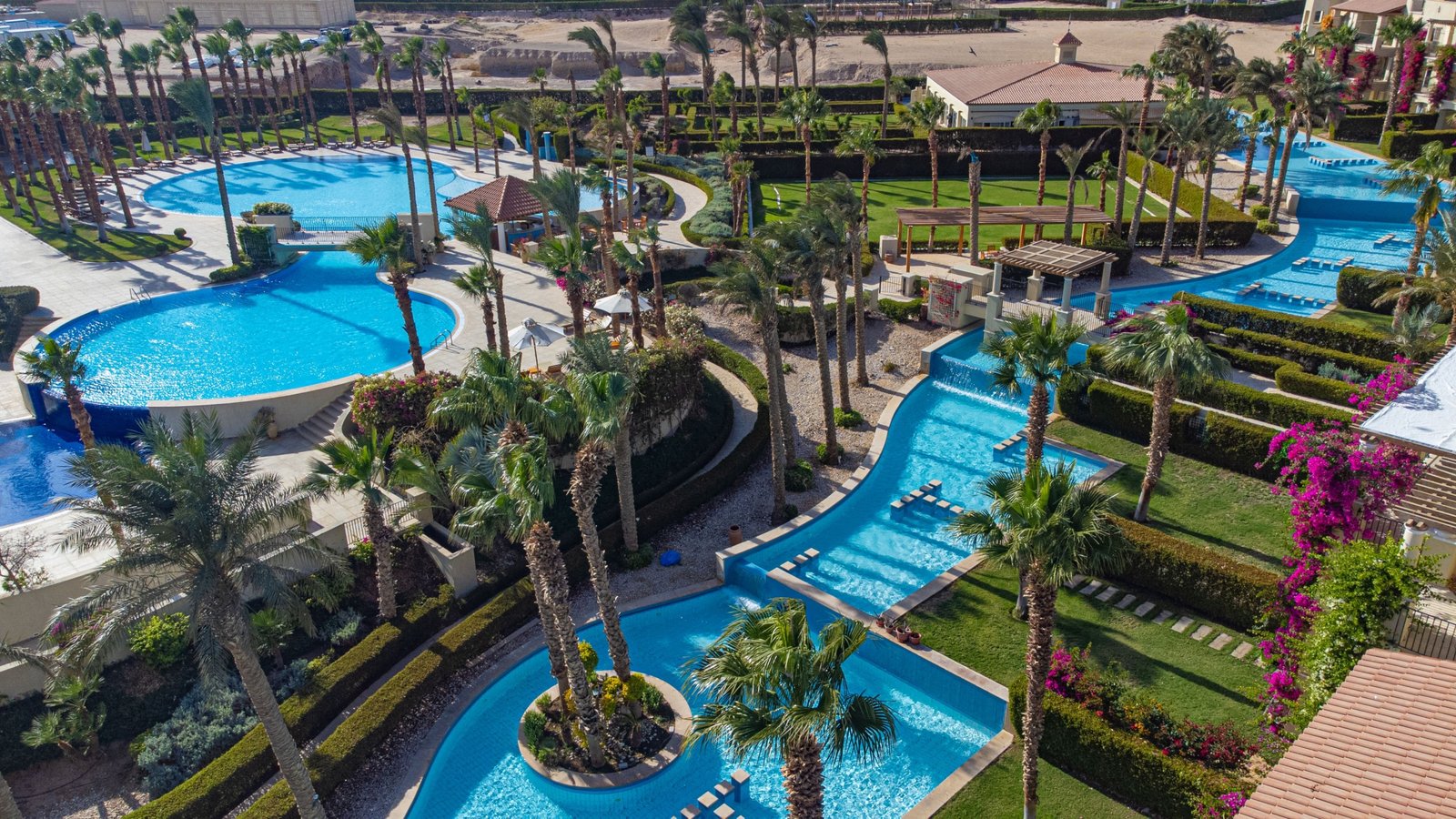 Veranda Sahl Hasheesh – Pools and Greenery Infinity pool surrounded by palm trees and gardens at Veranda Sahl Hasheesh.