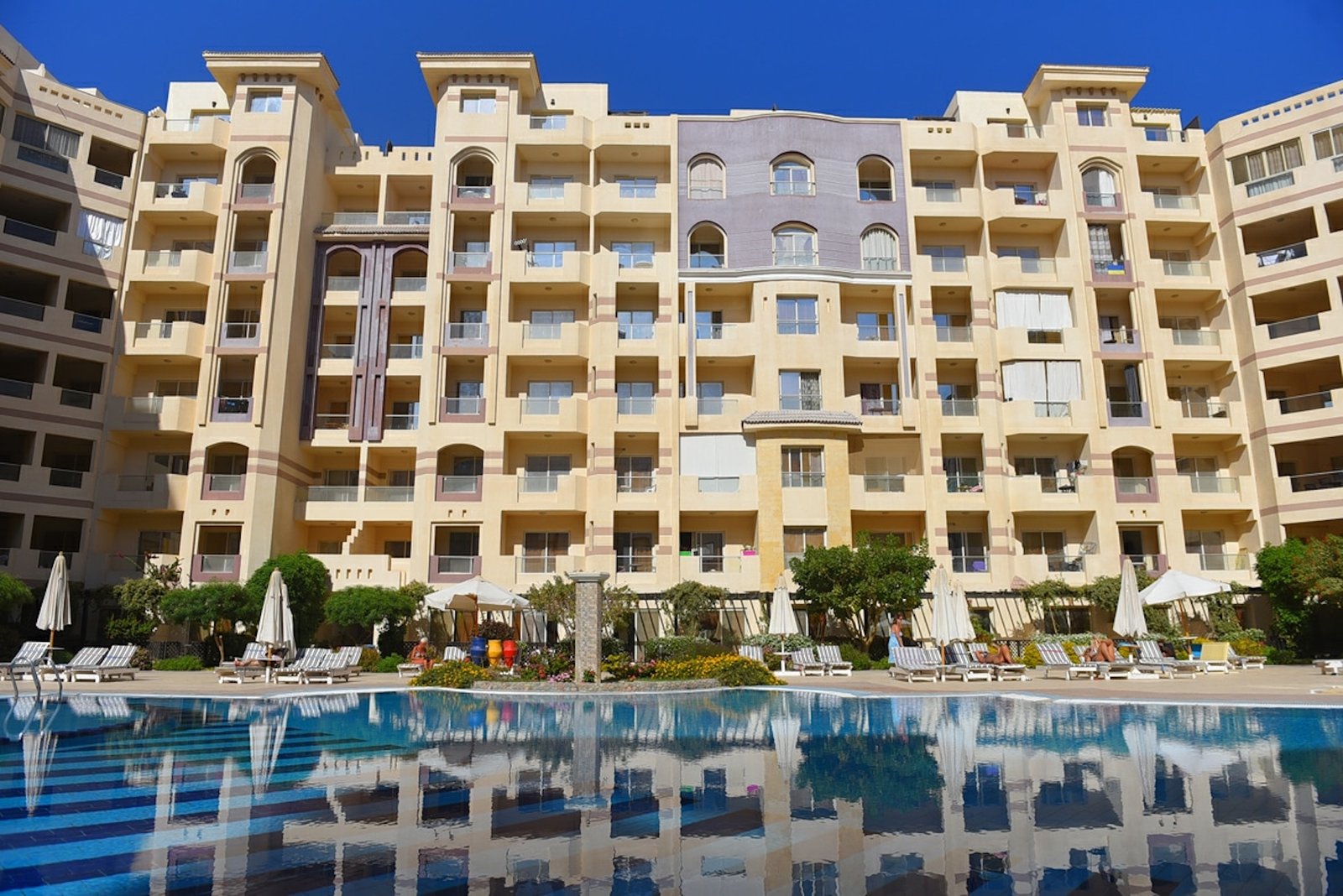Florenza Khamsin – Elegant Front View Front view of Florenza Khamsin showcasing elegant Mediterranean-inspired architecture and luxurious design elements.