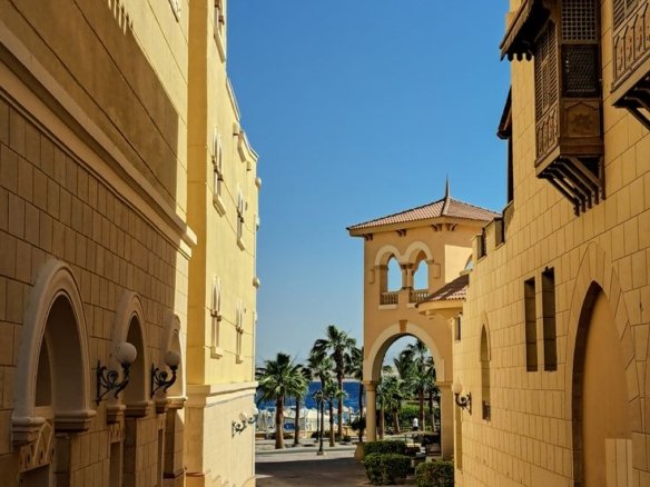 investitionen in Ägypten am Roten Meer mit moderner Architektur und hohem Wachstumspotenzial