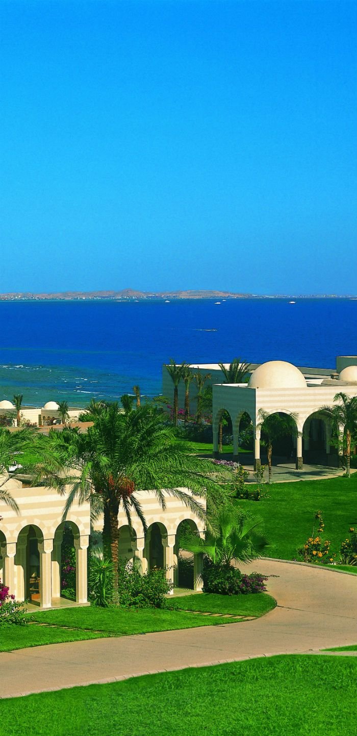 Vörös-tenger partja Hurghadában, luxus üdülőhelyekkel és panorámás tengerparti lakásokkal