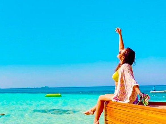 Modern apartment overlooking the Red Sea with sandy beach