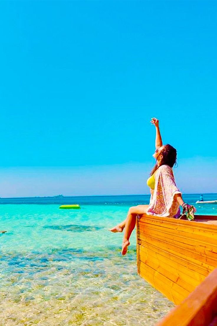 Modern apartment overlooking the Red Sea with sandy beach