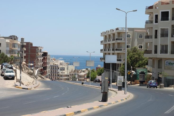 Beautiful Red Sea coastline in Sheraton Road Hurghada highlighting the lifestyle and location that attracts buyers who want to invest in Sheraton Hurghada real estate.
