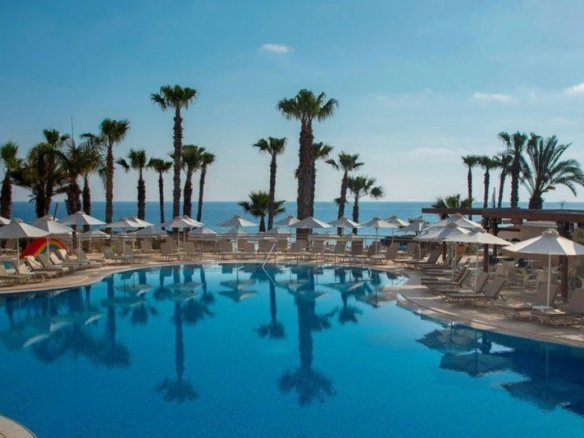 Hurghada vs Spain rental yields Luxury infinity pool in Hurghada overlooking the Red Sea compared to Spanish Mediterranean coast.