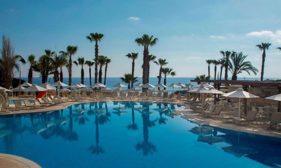 Hurghada vs Spain rental yields Luxury infinity pool in Hurghada overlooking the Red Sea compared to Spanish Mediterranean coast.