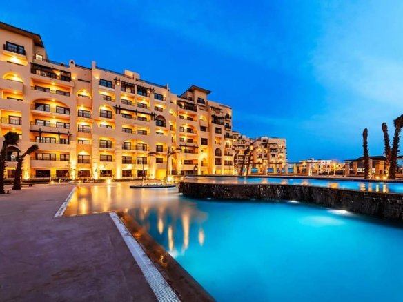 Night view of the Al Dau Heights Hurghada Promenade and Mamsha area.