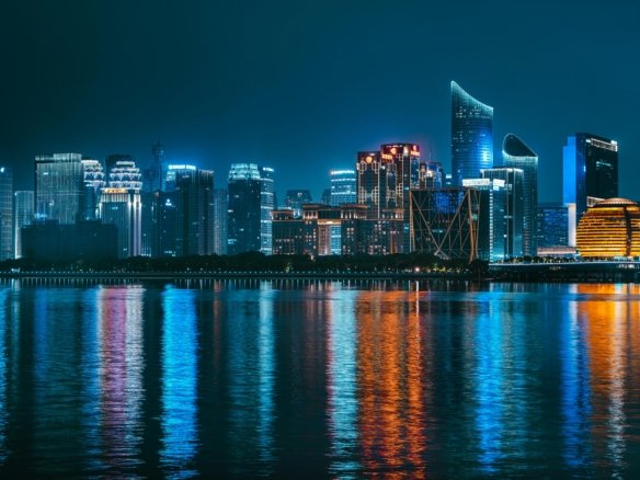 Okos városok modern technológiával, összekapcsolt infrastruktúrával és fenntartható városi életmóddal