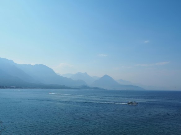 Výhled na moře z moderního bytu s prostornými balkony a slunným interiérem