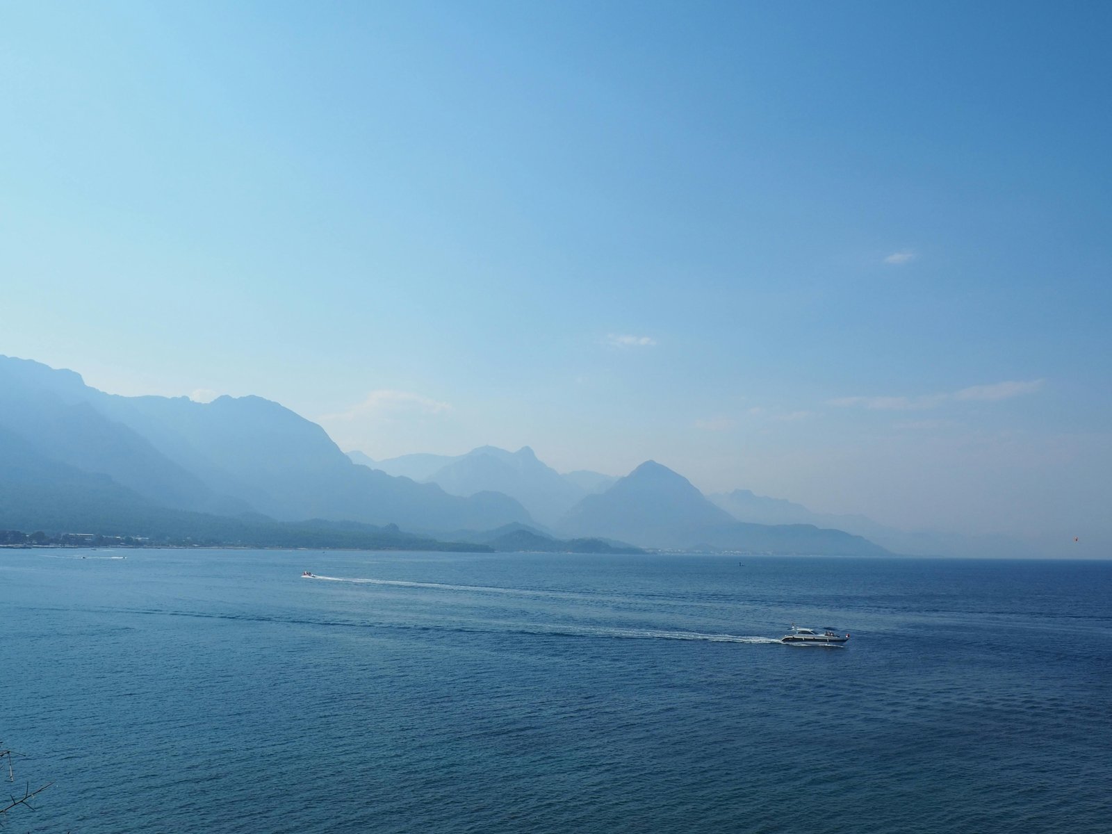 Výhled na moře z moderního bytu s prostornými balkony a slunným interiérem