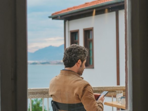 vlastník nemovitosti moderního bytu s výhledem na moře v luxusním resortu
