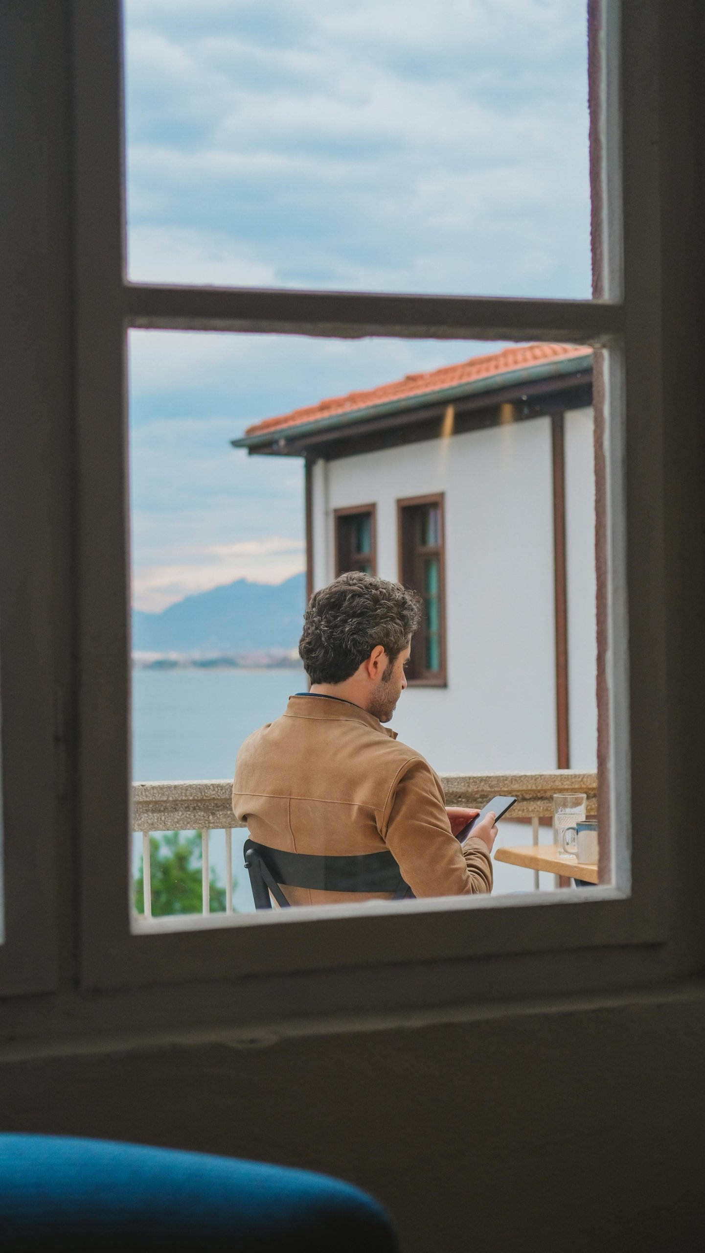 vlastník nemovitosti moderního bytu s výhledem na moře v luxusním resortu
