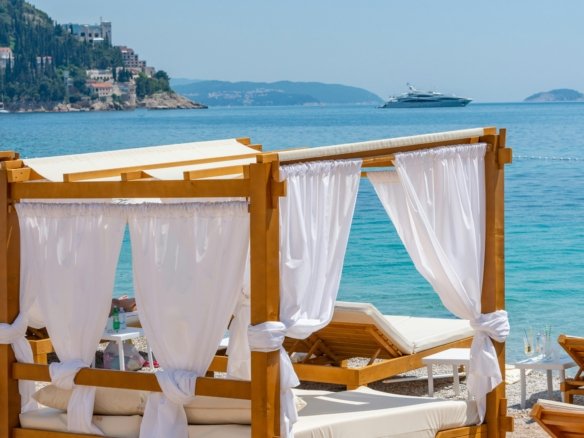 private Strände am Roten Meer mit Luxusresorts und klarem Wasser
