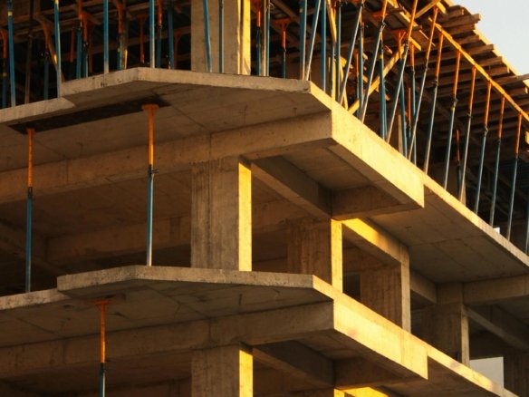 Immobilien im Bau mit modernem Design und laufendem Baufortschritt