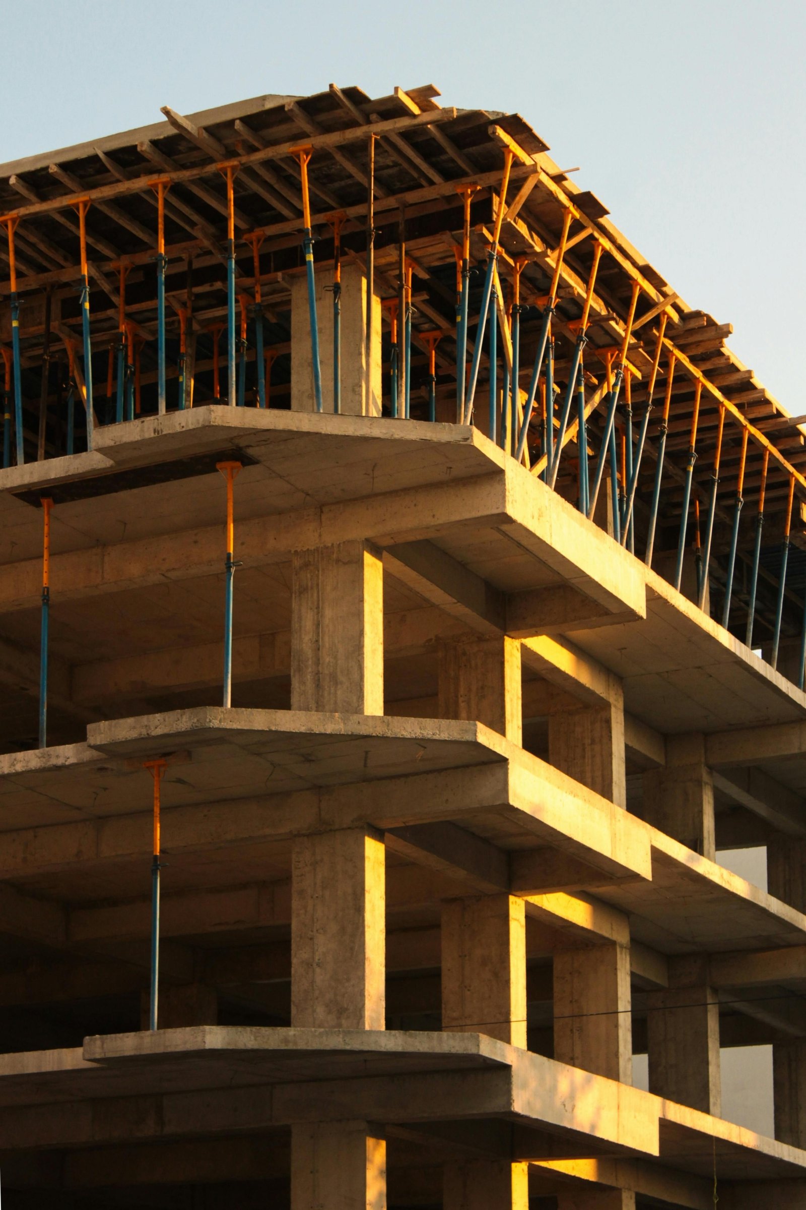 Immobilien im Bau mit modernem Design und laufendem Baufortschritt