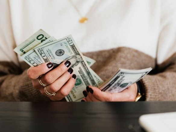 Cashflow aus Immobilieninvestitionen mit Mieteinnahmen und monatlichem Gewinn