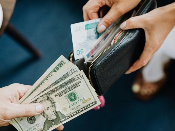 Taux de change affichés sur écran financier avec devises internationales et graphiques économiques