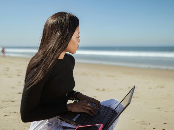 Digitale Nomaden arbeiten entspannt am Strand in Hurghada mit Laptop und Meerblick