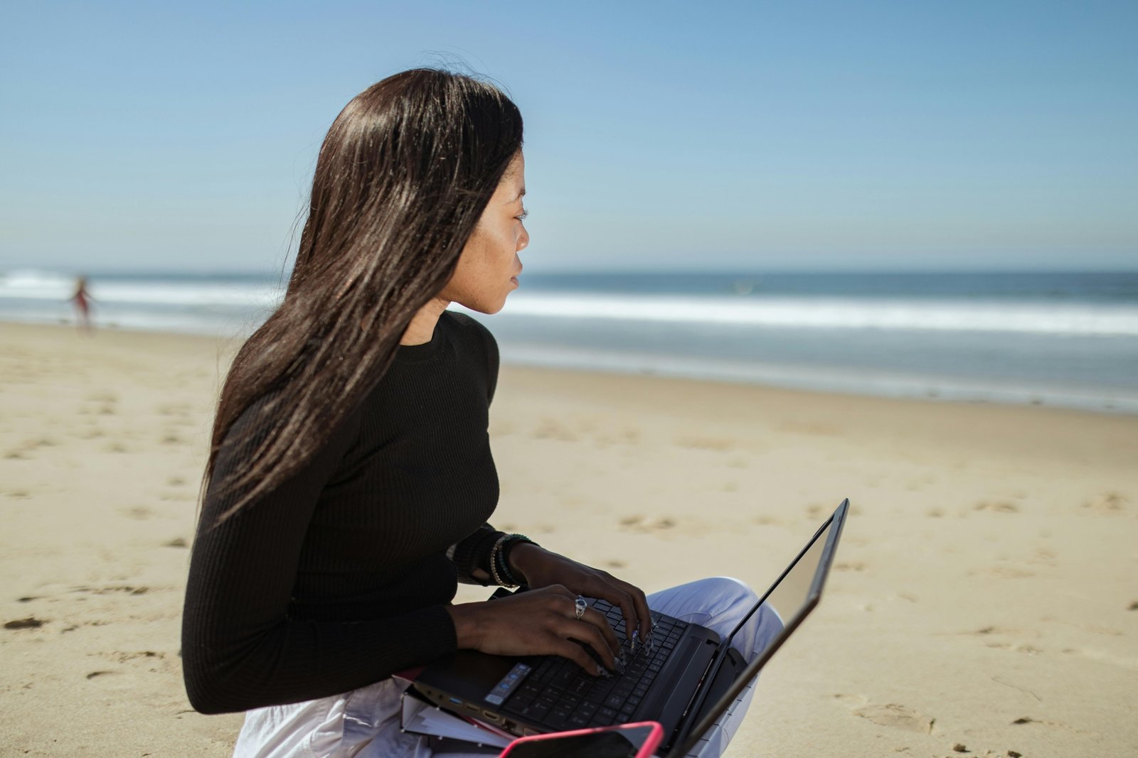 Digitale Nomaden arbeiten entspannt am Strand in Hurghada mit Laptop und Meerblick