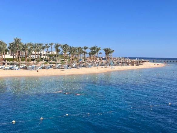 investisseur analysant des opportunités immobilières à Hurghada avec vue sur la mer Rouge