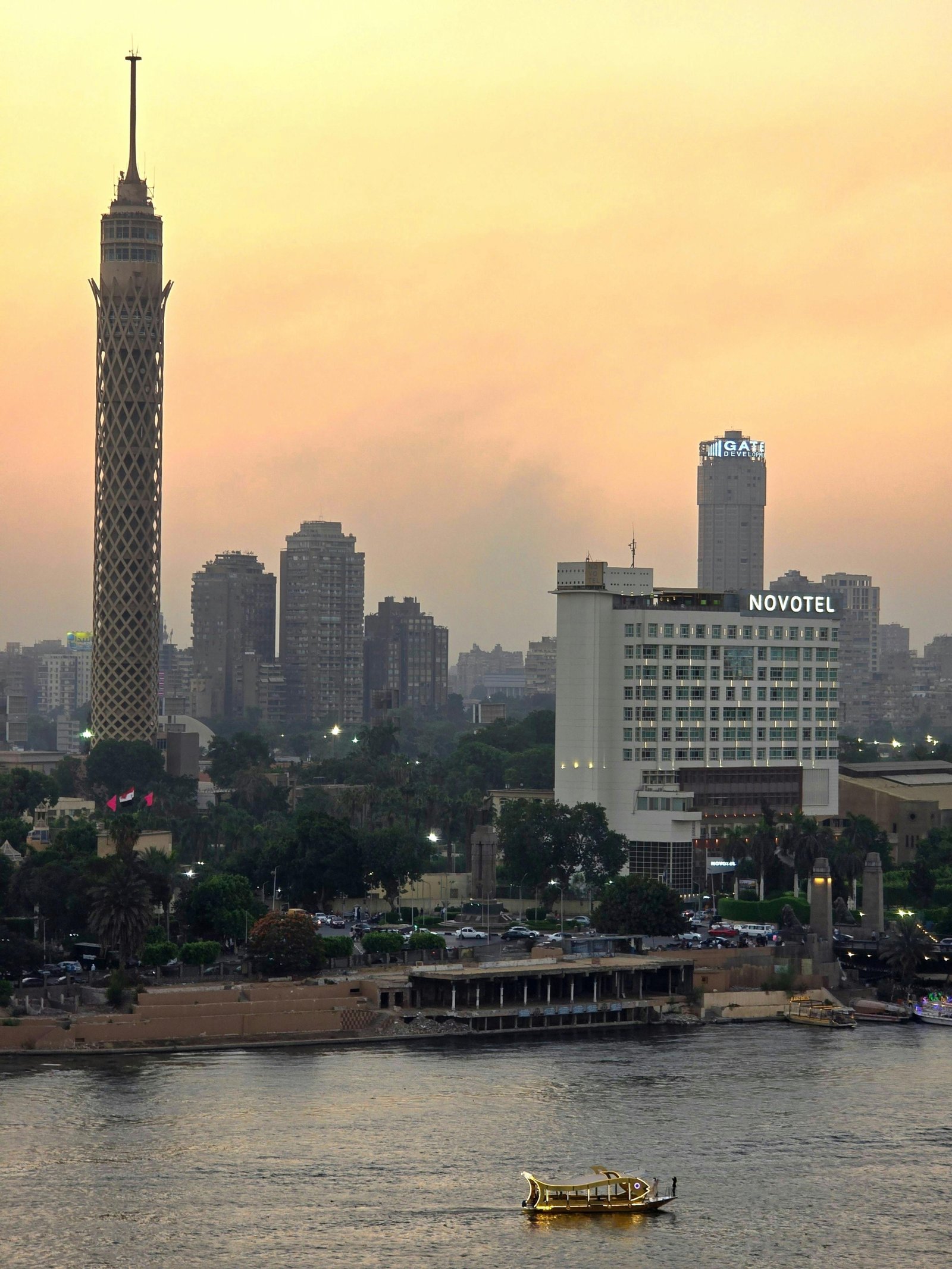 Kairo Skyline mit Nilblick, modernen Gebäuden und historischen Wahrzeichen in Cairo