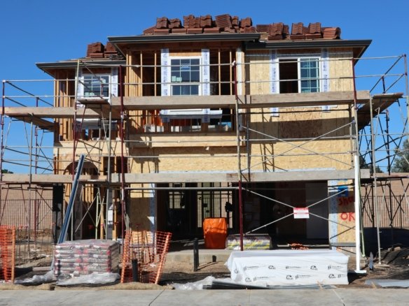 Les constructions neuves modernes avec maisons résidentielles et quartiers en développement