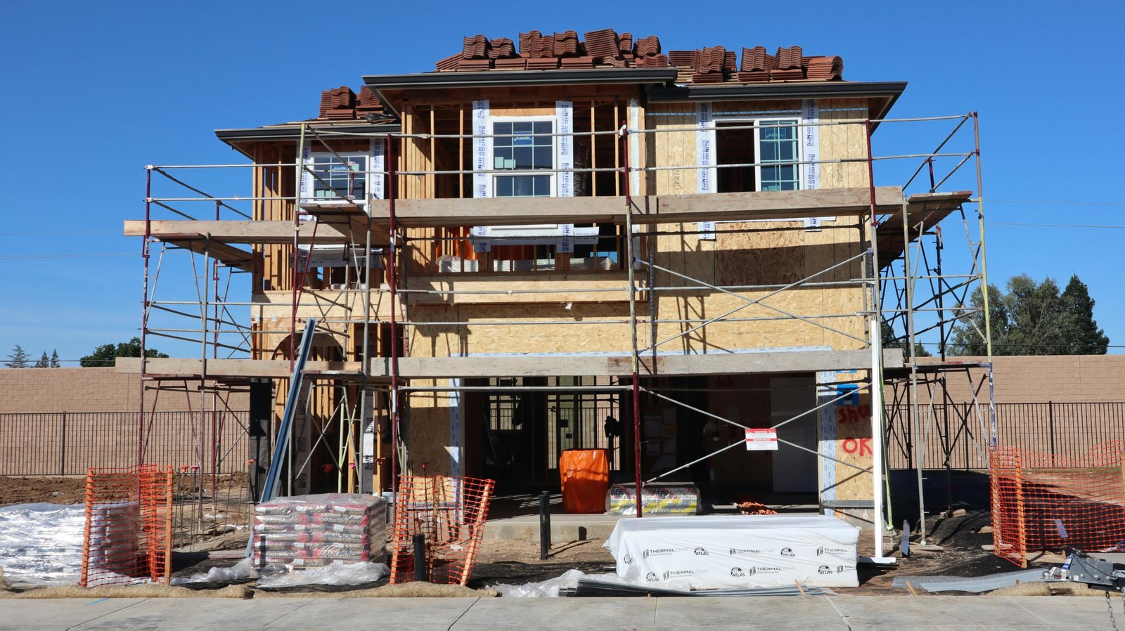 Les constructions neuves modernes avec maisons résidentielles et quartiers en développement