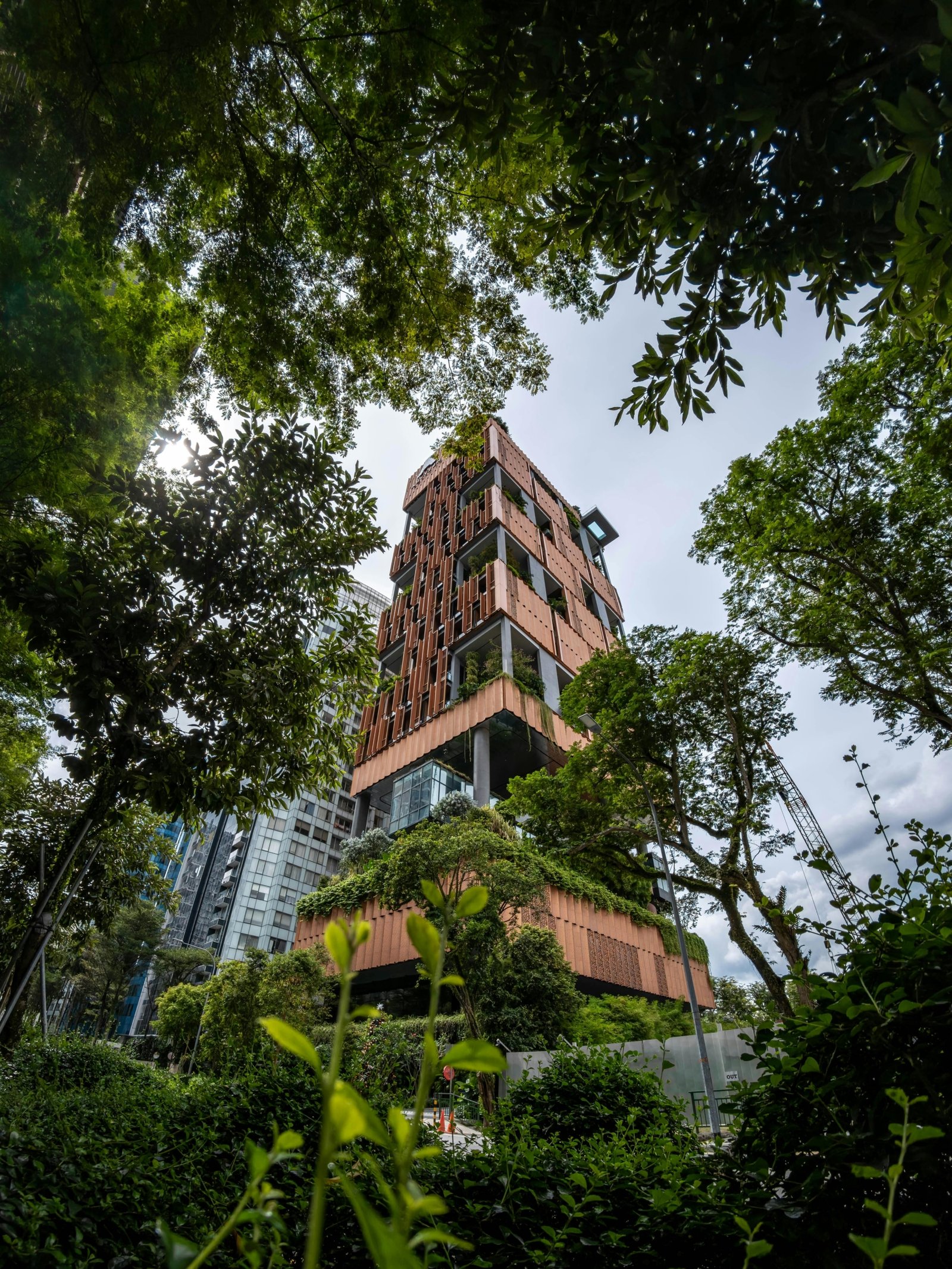 Umweltfreundliche moderne Häuser mit nachhaltigem Design und Solarpaneelen
