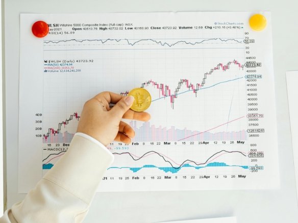 Grands investisseurs dans le marché immobilier analysant les tendances d’achat de logements et l’impact sur le marché du logement