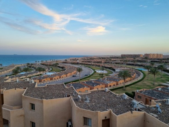 Leben in Hurghada mit Meerblick, sonnigem Wetter und modernem Küstenwohnstil am Roten Meer