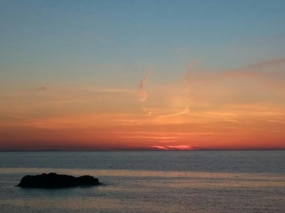 levers de soleil sur la mer Rouge à Hurghada avec ciel doré et paysages côtiers