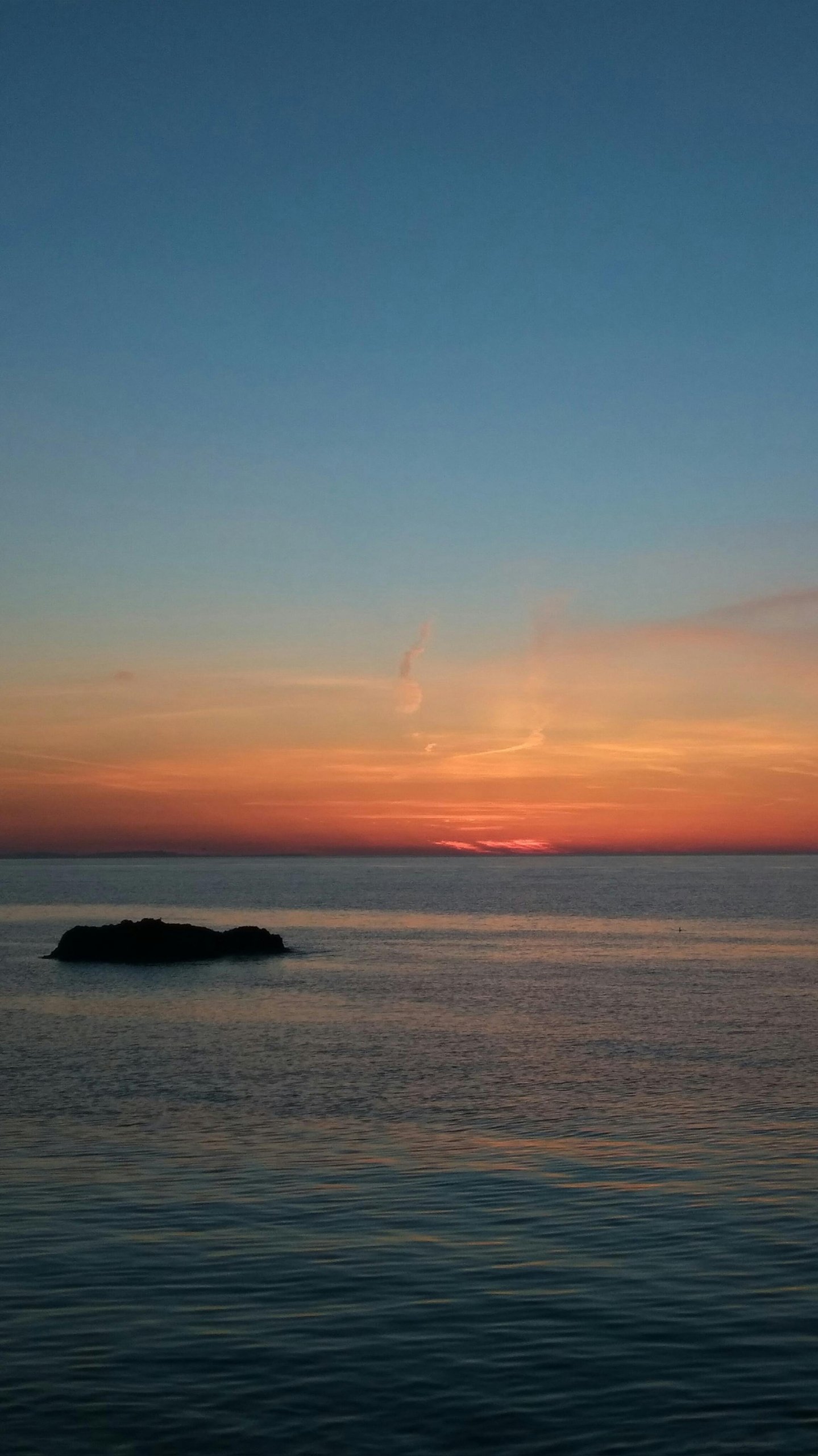 levers de soleil sur la mer Rouge à Hurghada avec ciel doré et paysages côtiers