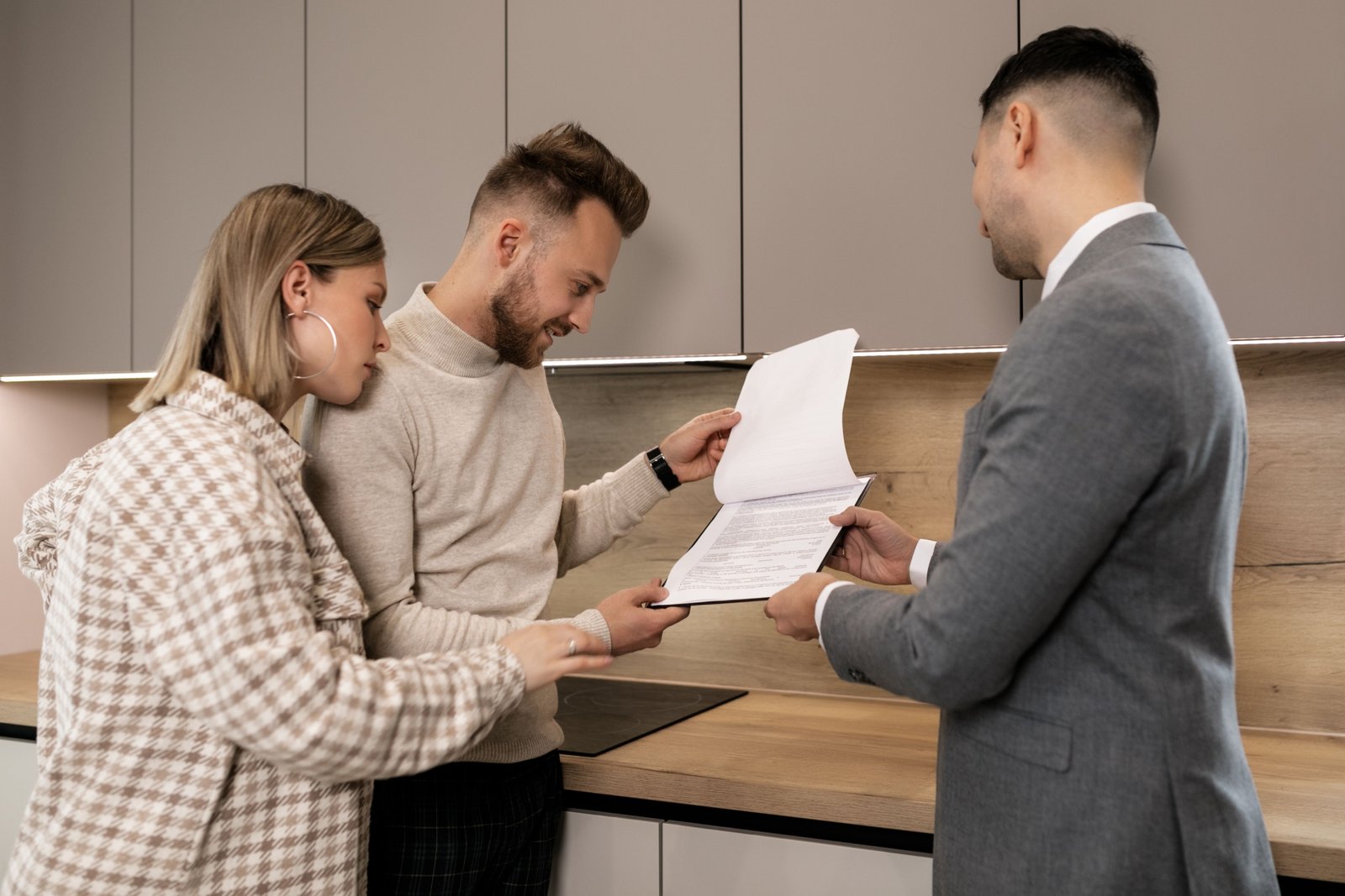 5 أسرار توضح لماذا التعامل مع مستشار عقاري في الغردقة أفضل وأرخص من المطور مباشرة.