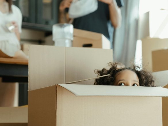 Umzug mit Kindern – Familie bereitet sich gemeinsam auf den Einzug in ein neues Zuhause vor