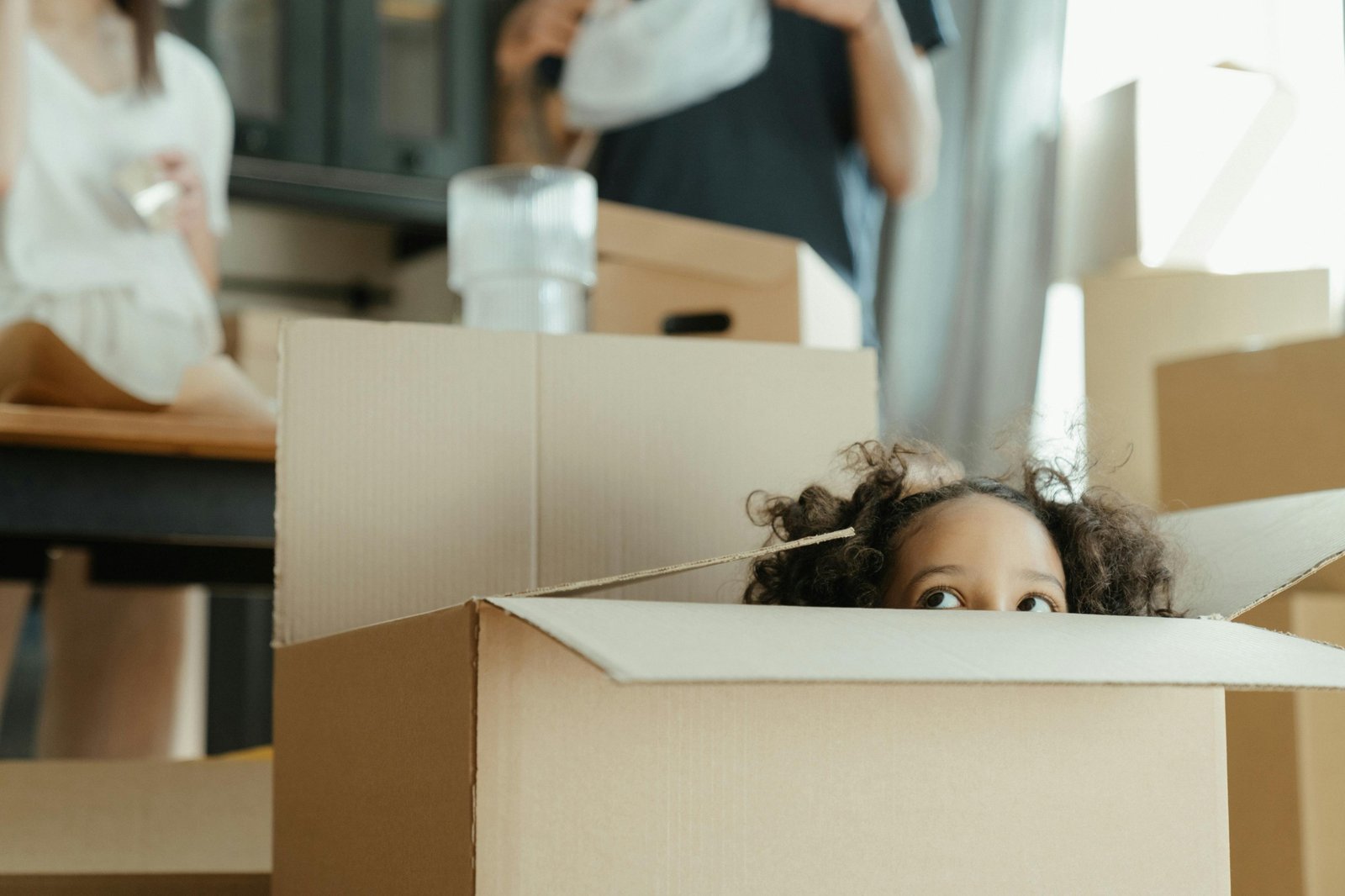 Umzug mit Kindern – Familie bereitet sich gemeinsam auf den Einzug in ein neues Zuhause vor