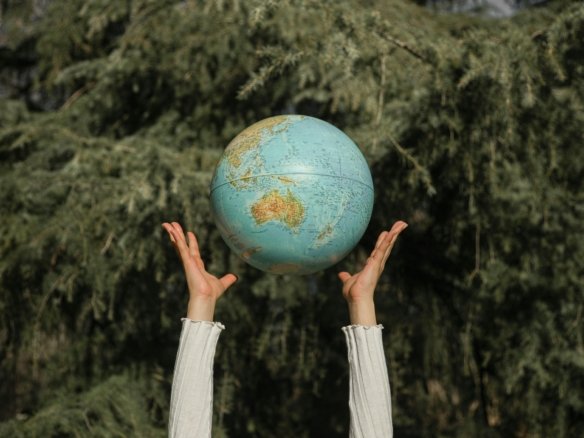 Risque climatique affectant des habitations modernes exposées aux phénomènes météorologiques extrêmes et aux défis environnementaux