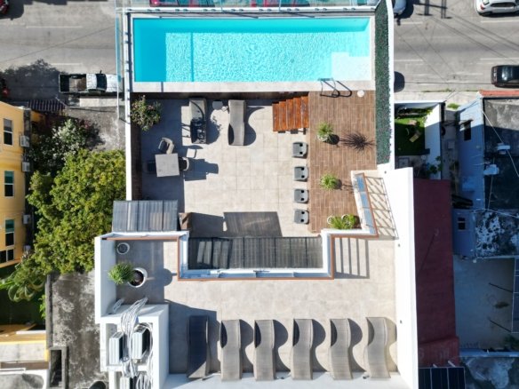 Rooftop-Pool mit Panoramablick und modernem Design auf einer Wohnanlage