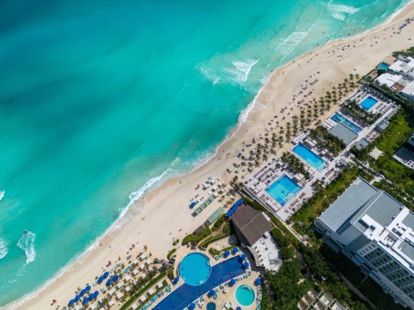 Les 3 meilleures résidences avec plage privée à Hurghada 2026 pour un investissement les pieds dans l'eau.
