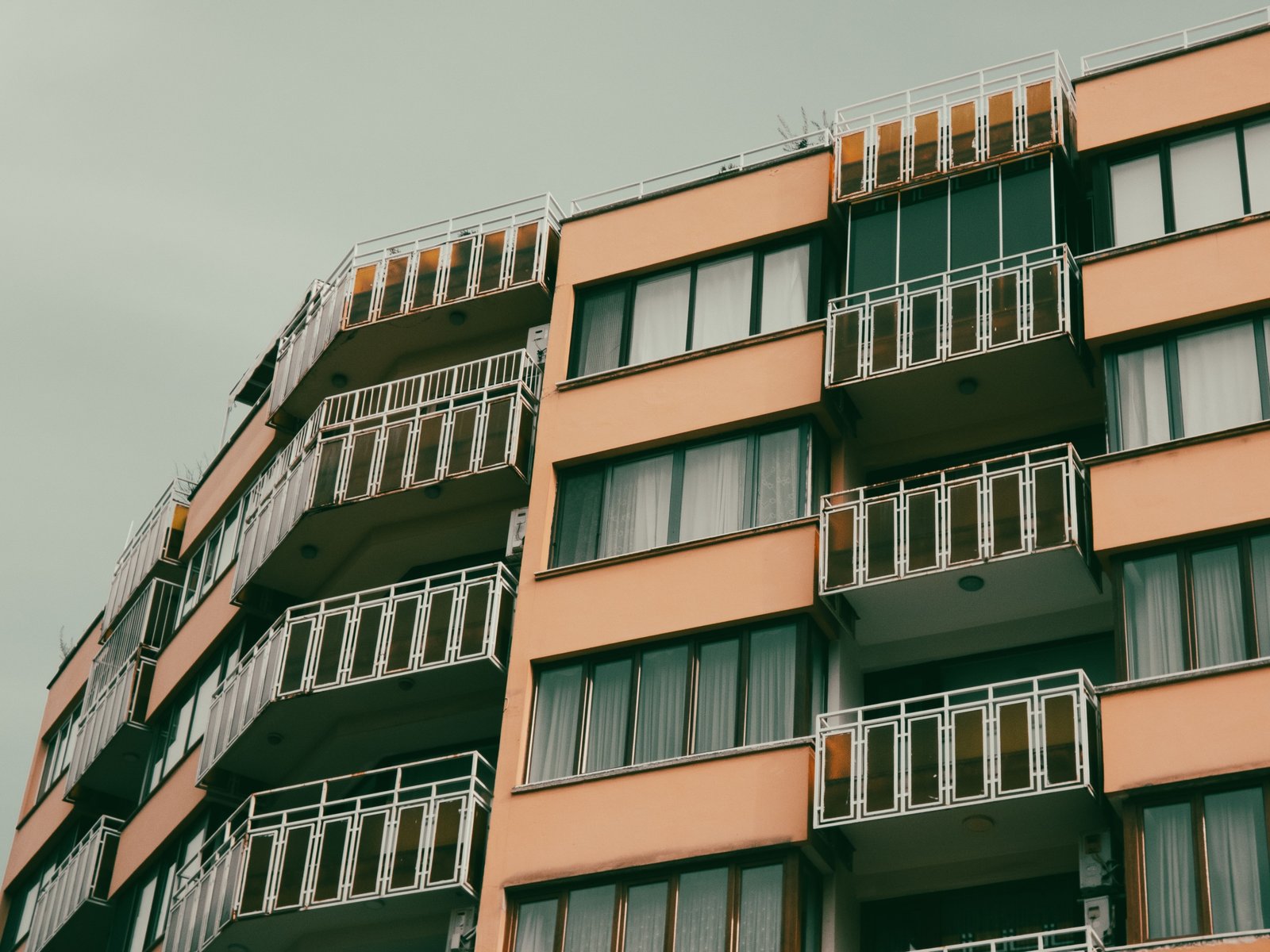 Studio moderne avec un design contemporain, un espace de vie lumineux et des finitions haut de gamme, idéal pour un investissement immobilier.