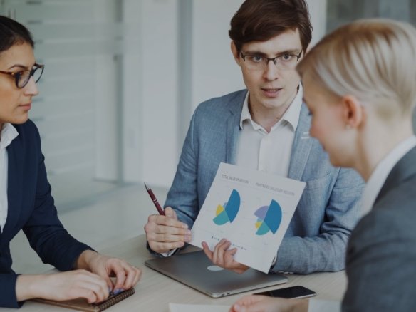 Jugement commercial illustrant la prise de décision stratégique et l’expertise humaine à l’ère de l’intelligence artificielle