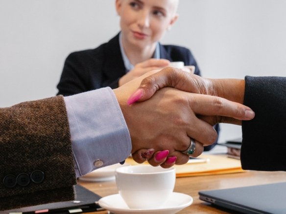 Psychologie de la négociation illustrant les stratégies pour comprendre et gérer les objections des acheteurs