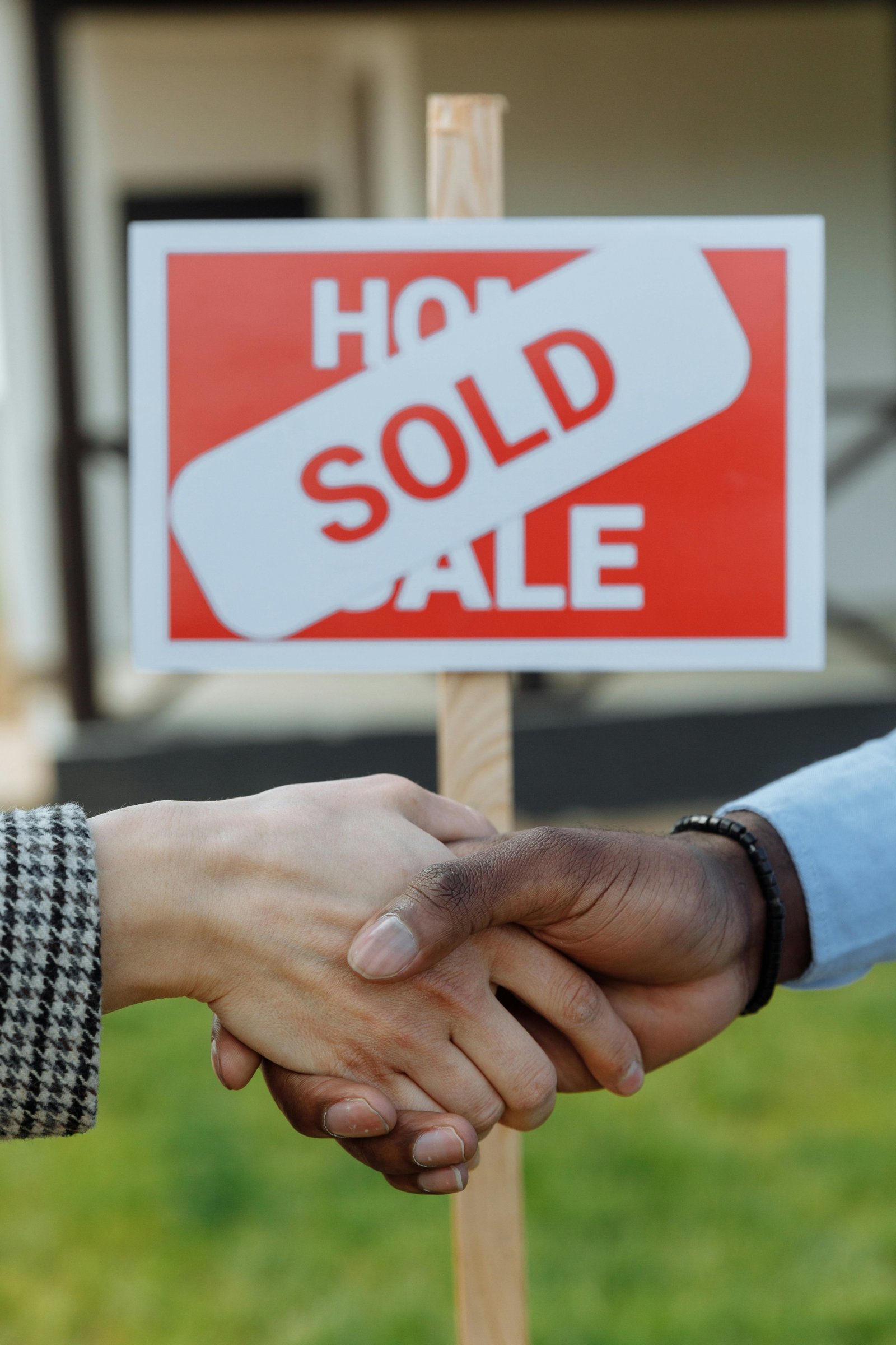 Partner teilen die Kosten beim Hauskauf fair auf und planen ihre Finanzierung gemeinsam.