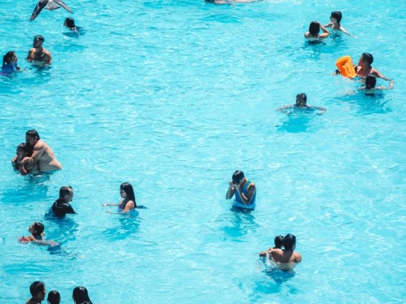 Gemeinschaftspool in einer modernen Wohnanlage mit Liegebereich und gepflegter Umgebung
