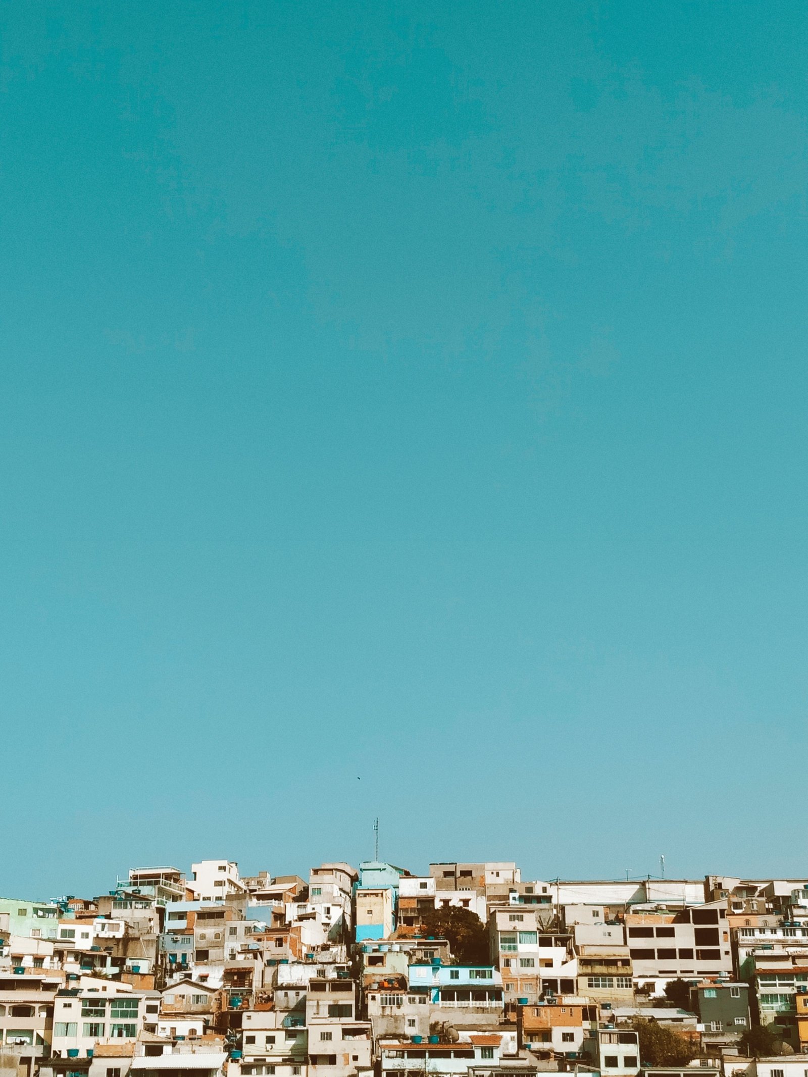 Le bon quartier avec des maisons modernes, des rues calmes, des espaces verts et des commodités à proximité.