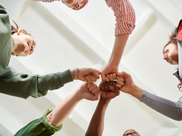Communauté soutenue par l'achat et la vente de maisons dans un quartier résidentiel moderne favorisant la croissance locale.