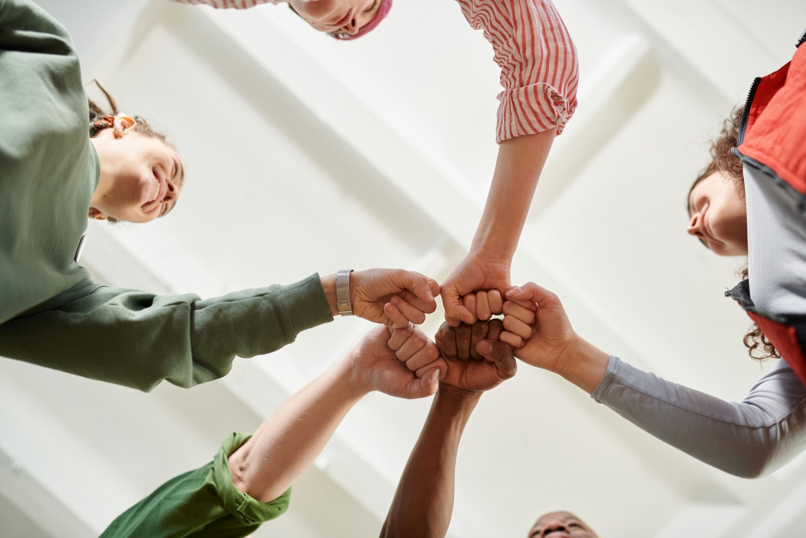 Communauté soutenue par l'achat et la vente de maisons dans un quartier résidentiel moderne favorisant la croissance locale.