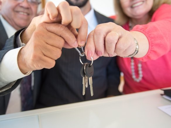 Doradcy KNIGHT PROPERTIES prezentujący doświadczenie, które tworzy sukces w marketingu nieruchomości w Hurghadzie